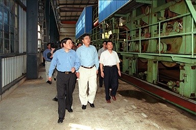 2000年9月19日，时任浙江省委书记张德江一行视察公司