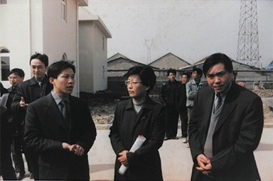 2001年2月20日，时任国家环保局副局长汪纪戎一行视察公司