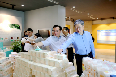 2019年 5月22日，时任浙江省社会组织综合党委专职副书记、省民政厅社会组织管理局局长蔡国华莅临8868体育首页登录调研企业发展情况和党建工作